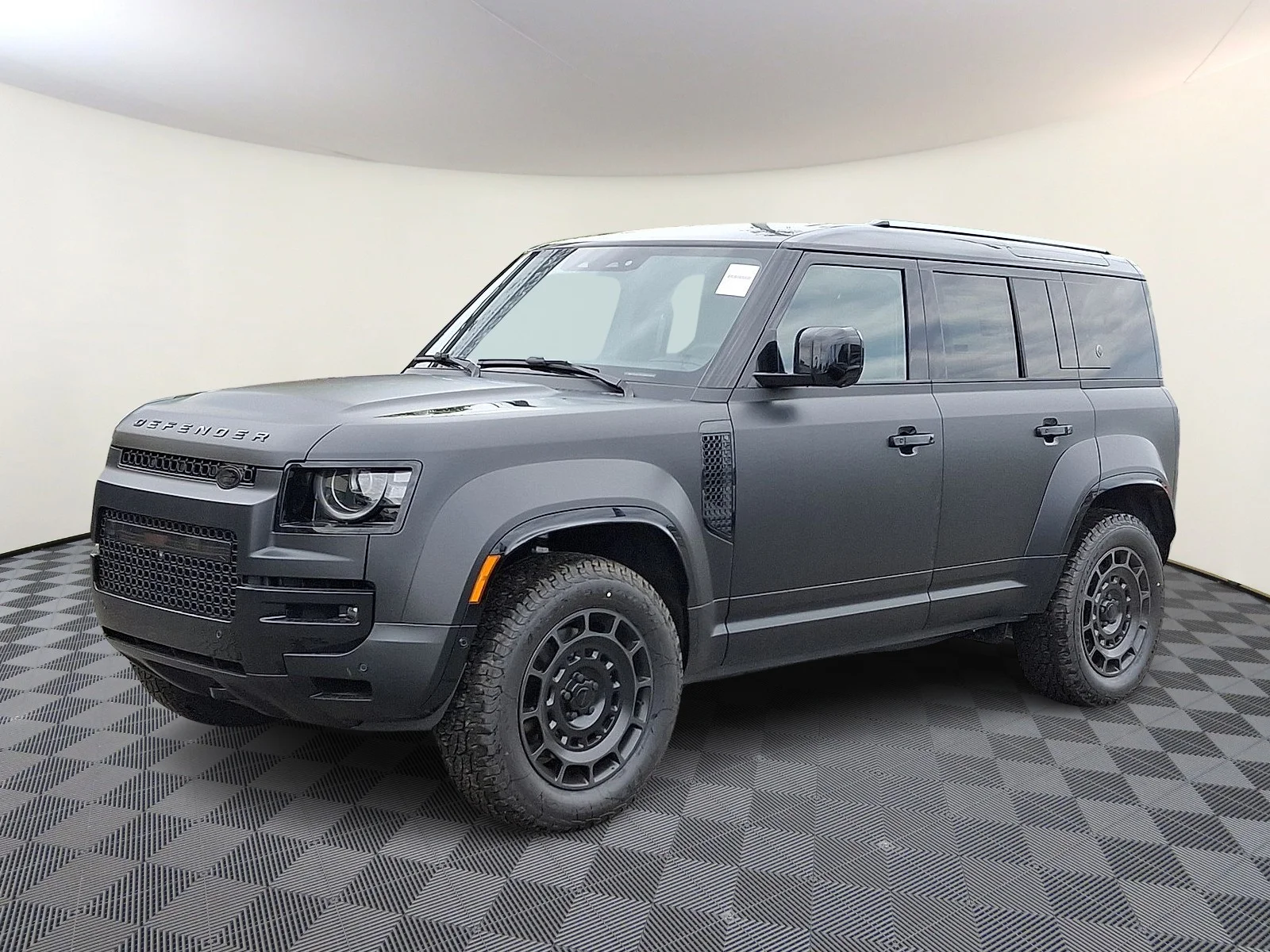 2026 Land Rover Defender 110 OCTA Black P635's photo