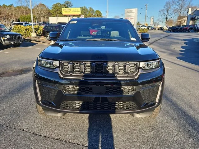 New 2026 Diamond Black Crystal Pearl-Coat Exterior Paint Jeep Altitude image 2