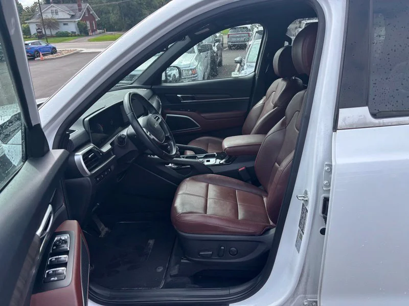 Used 2023 White Kia EX image 9