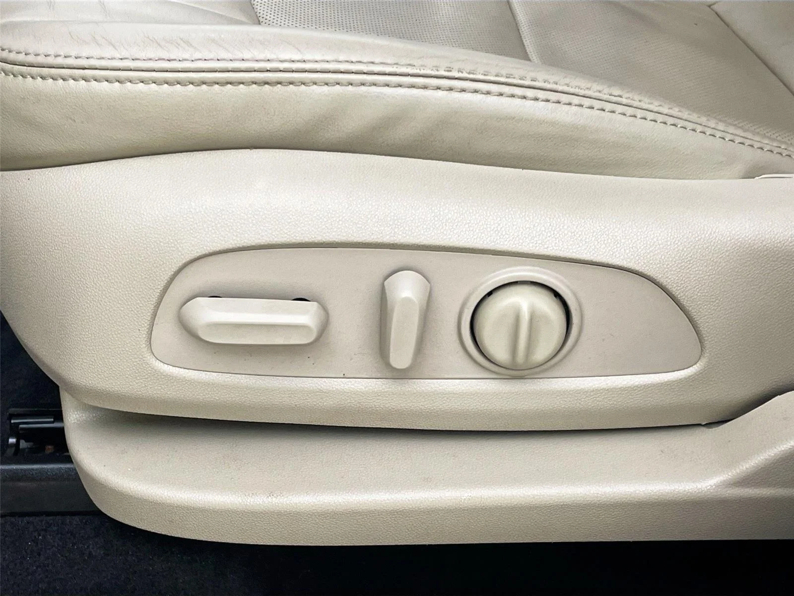 Used 2018 Havana Metallic Buick Essence image 21