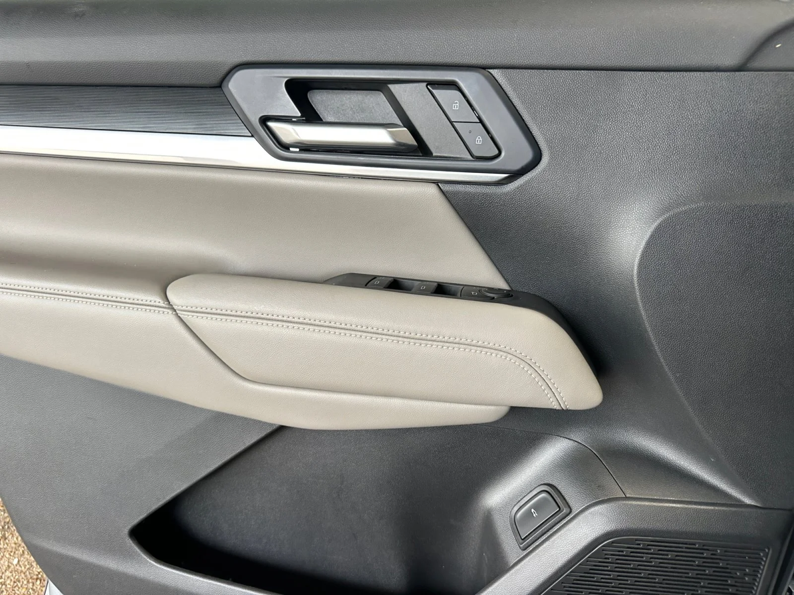 Used 2025 Sterling Metallic GMC AWD Elevation image 30