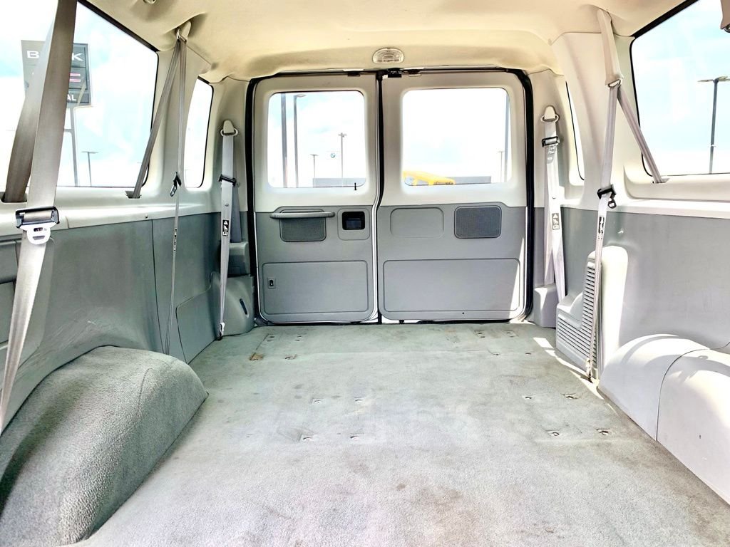 Used 2003 White Ford  image 22