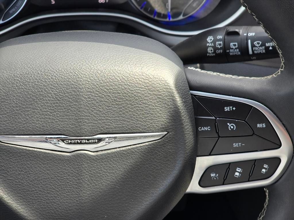 Used 2025 White Chrysler Select image 17
