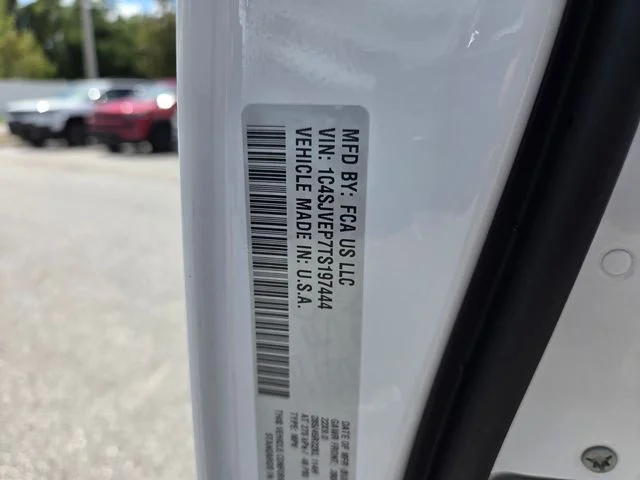 New 2026 Bright White Clear-Coat Exterior Paint Jeep Summit Obsidian image 17