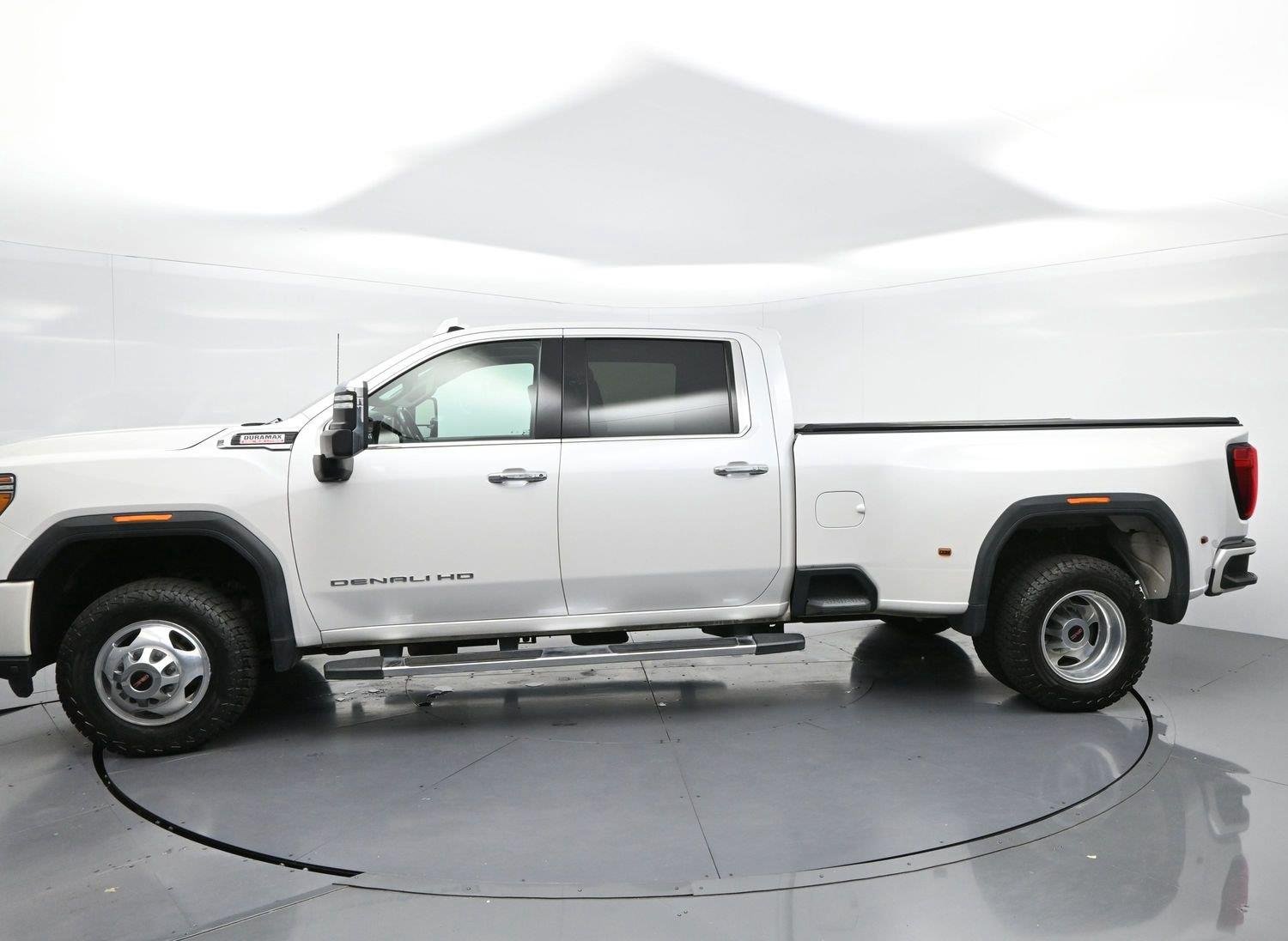 Used 2022 White Frost Tricoat GMC Denali image 4