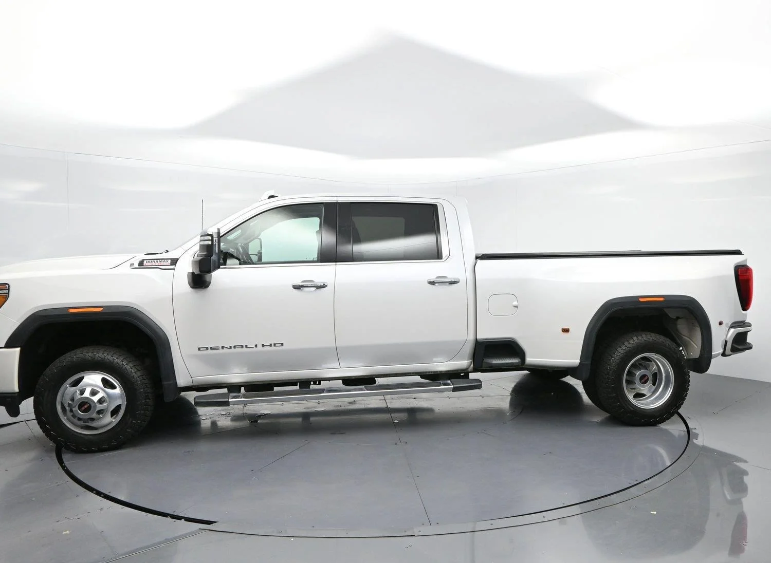 Used 2022 White Frost Tricoat GMC Denali image 4