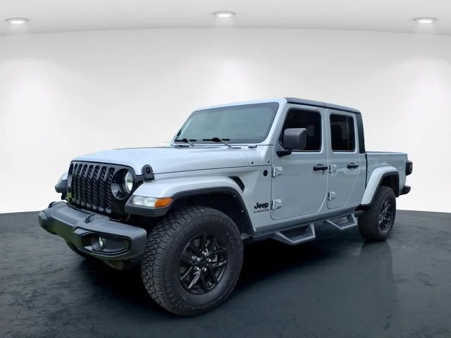 Used 2022 Silver Jeep Sport image 2