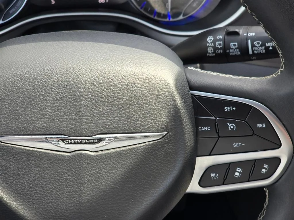 Used 2025 White Chrysler Select image 17