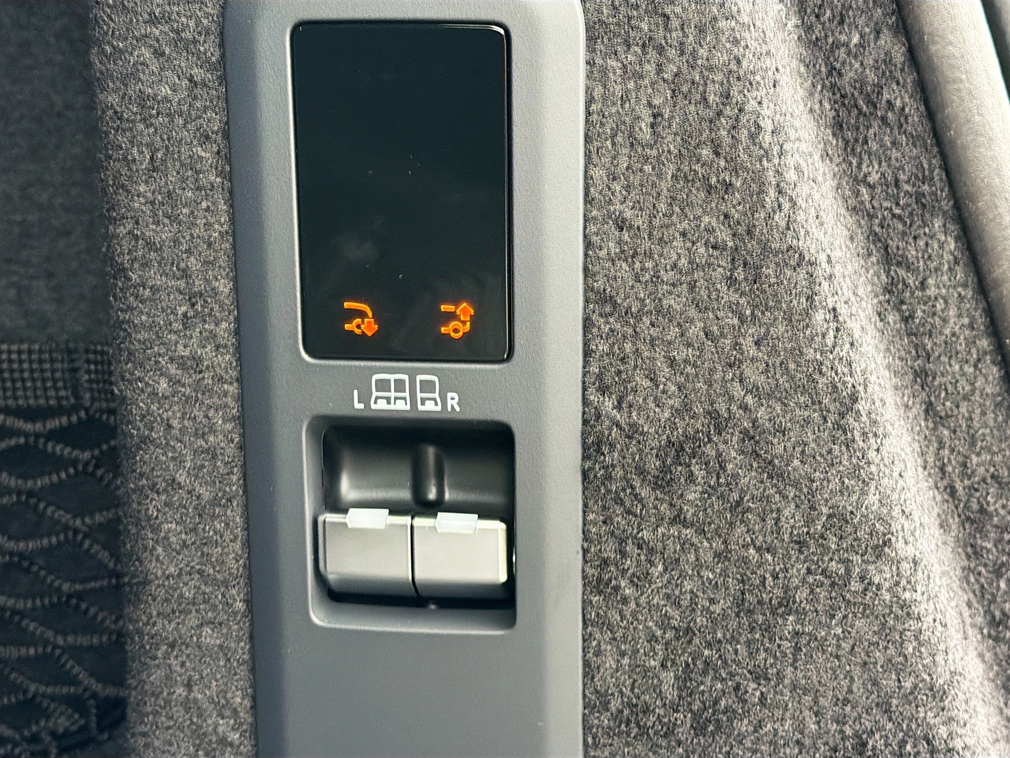 New 2026 Carpathian Grey Land Rover Dynamic SE image 13