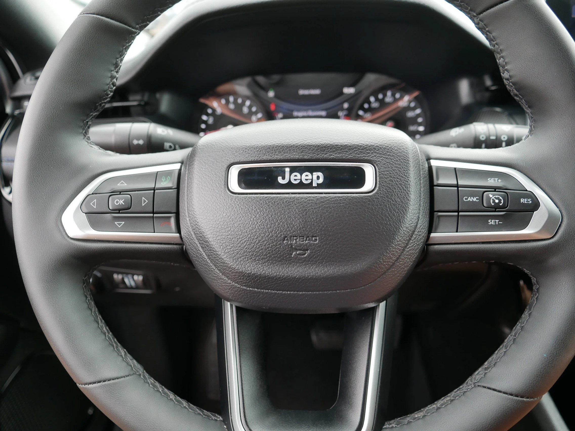 Used 2025 Silver Zynith Metallic Clearcoat Jeep Latitude image 25