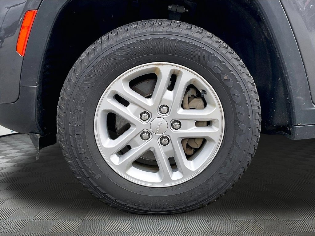 Used 2023 Metallic Jeep Laredo image 7