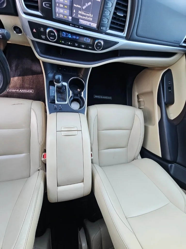 Used 2017 White Toyota XLE image 31
