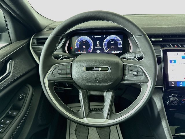 New 2027 Bright White Clear-Coat Paint Jeep Laredo X image 11