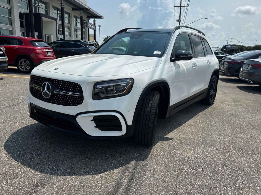 Certified Used 2025 White Mercedes-Benz GLB 250 image 3
