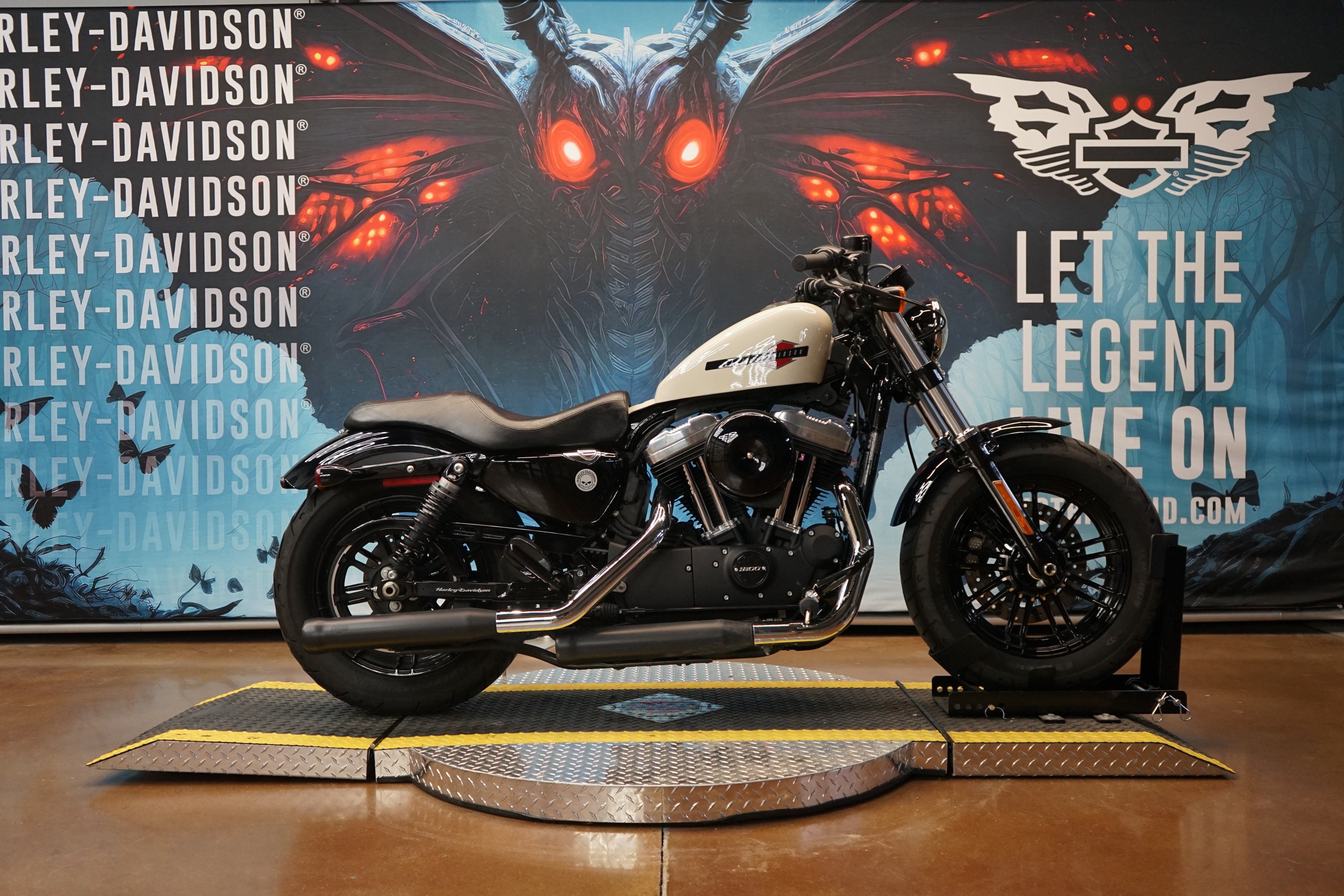 Used 2022 White Sand Pearl Harley-Davidson  image 1