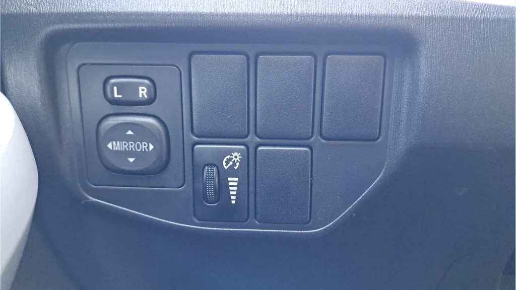 Used 2015 White Toyota Three image 22