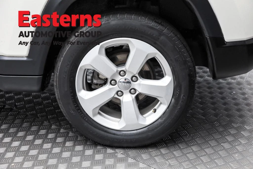 Used 2019 White Jeep Latitude image 8