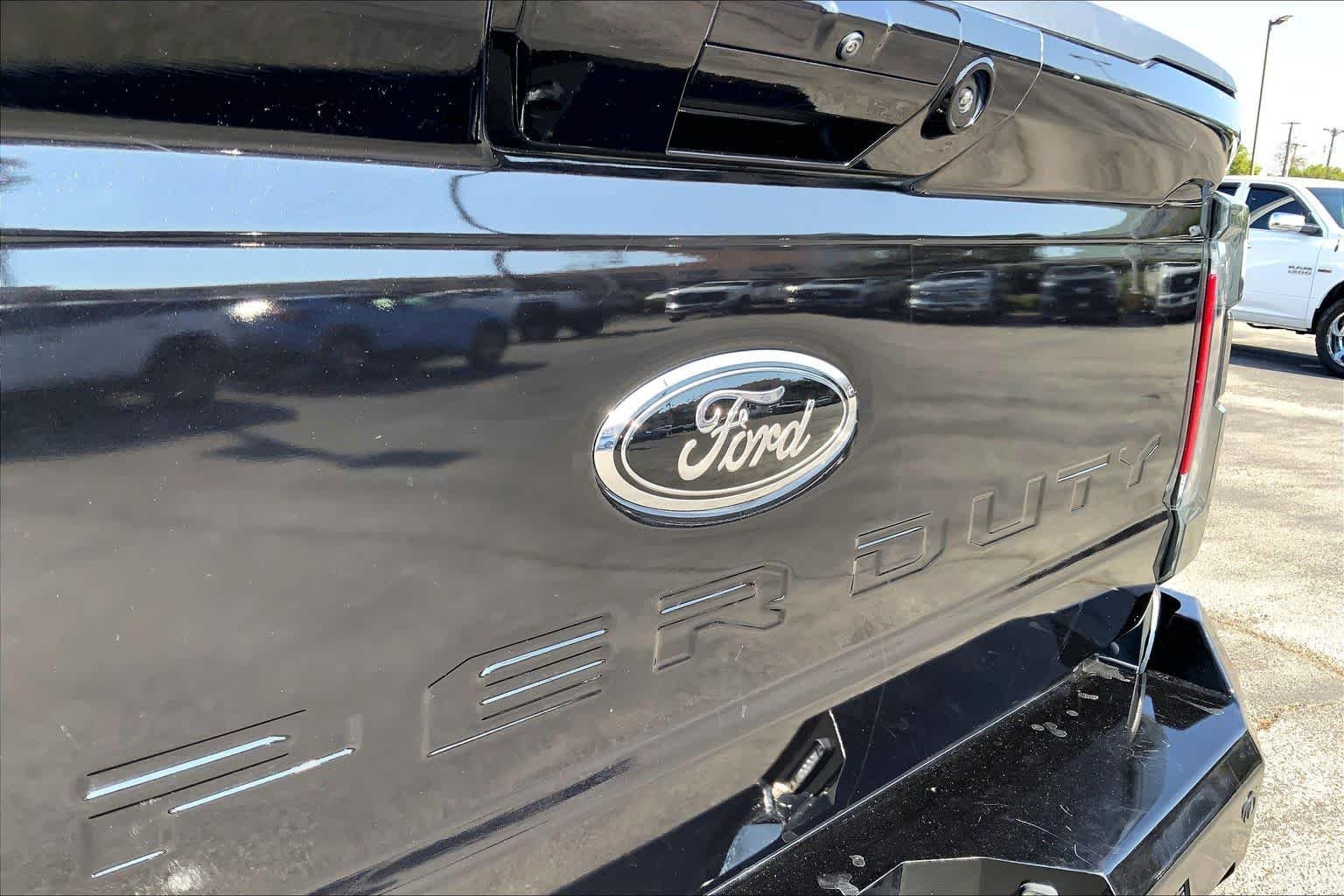 Used 2023 Agate Black Metallic Ford LARIAT image 10