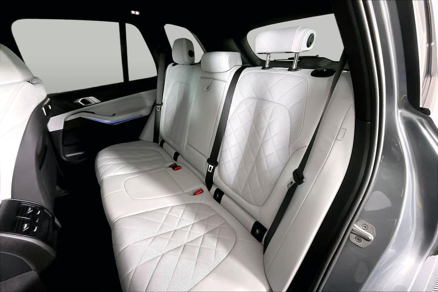 Used 2024 Skyscraper Grey Metallic BMW xDrive40i image 18