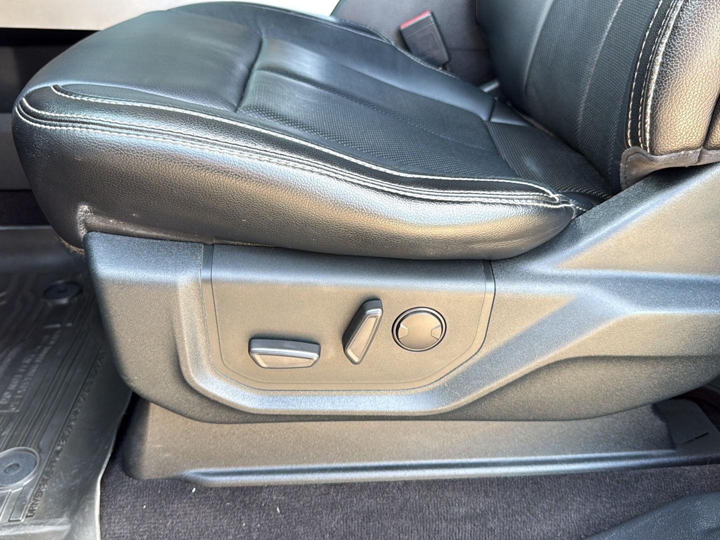 Used 2020 Agate Black Metallic Ford LARIAT image 13