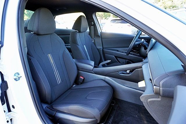 Used 2025 White Hyundai SEL Sport image 11