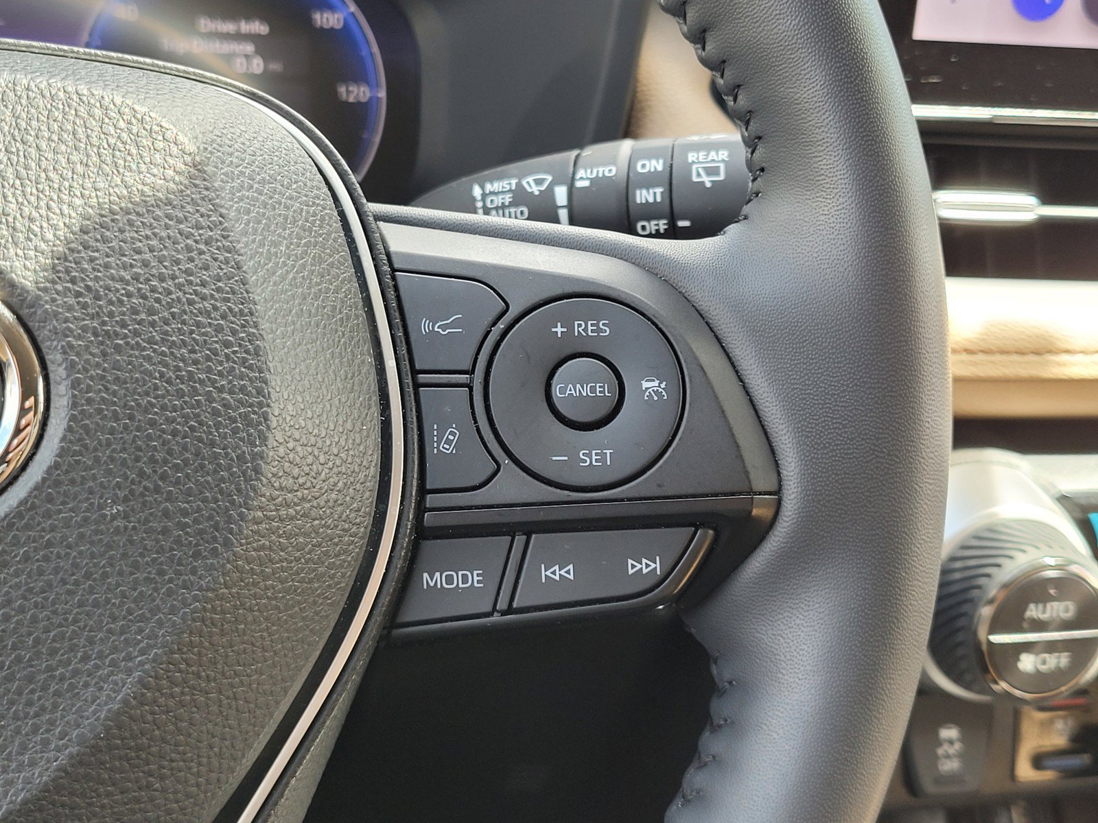 Used 2024  Toyota Hybrid Limited image 26