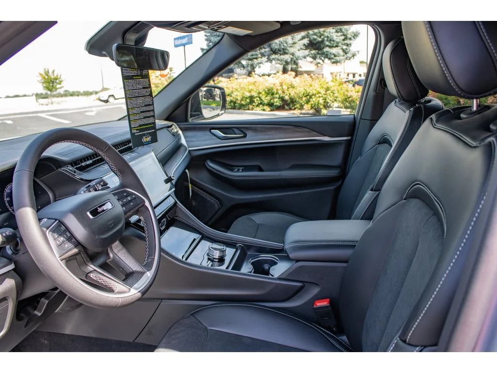 New 2026 Silver Zynith Exterior Paint Jeep Laredo Altitude image 33