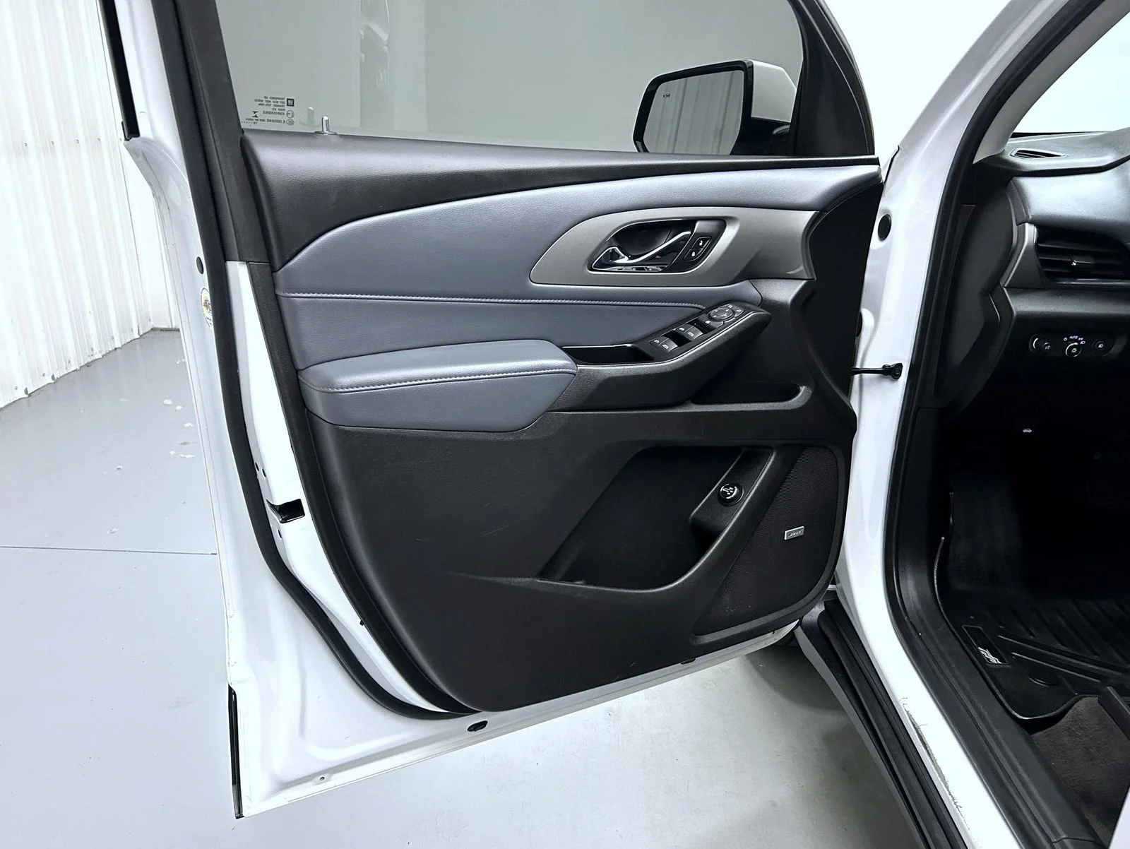 Used 2019 White Chevrolet 3LT image 9