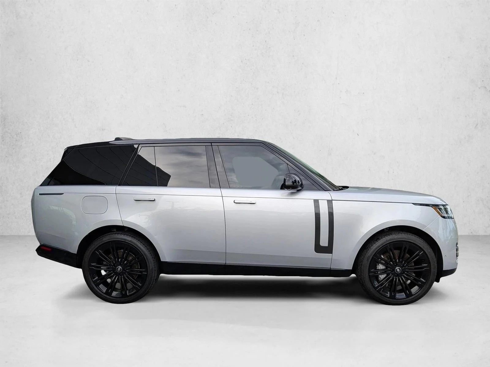 Used 2025 Hakuba Silver Metallic Land Rover SE image 4