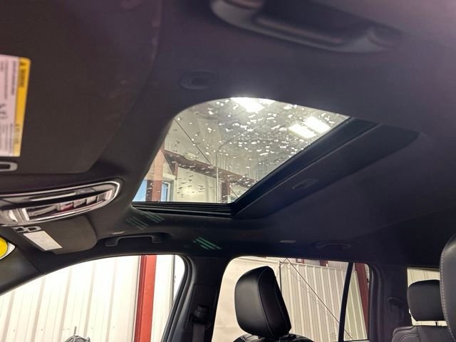 Used 2024 Diamond Black Crystal Pearlcoat Jeep Altitude X image 32