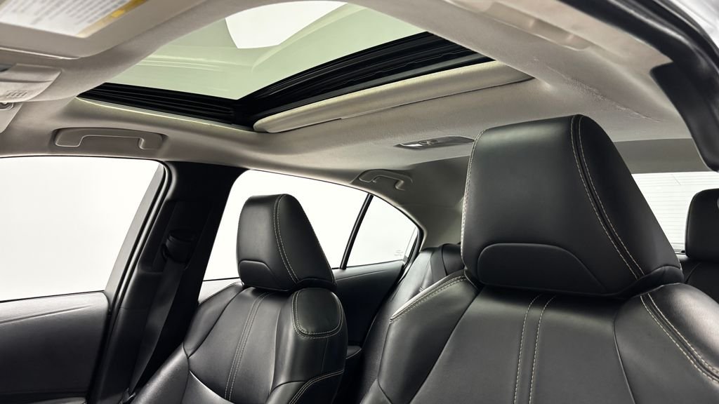 Used 2020 Silver Toyota XLE image 17