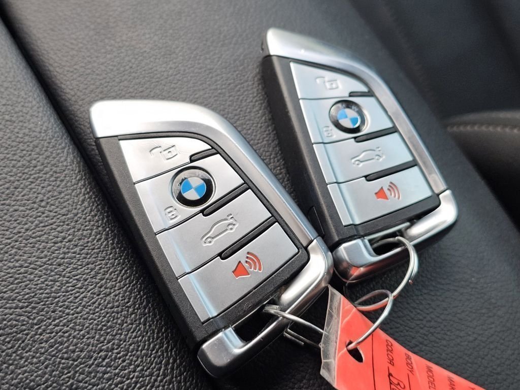 Used 2022 Black Sapphire Metallic BMW M50i image 41
