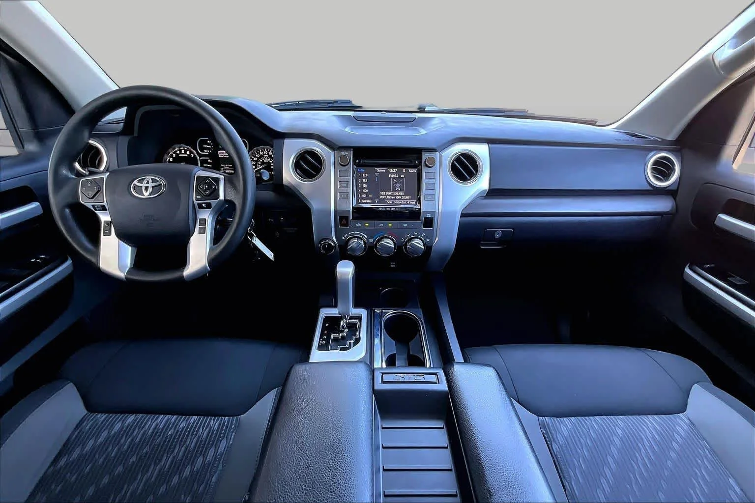 Used 2018 Cement Toyota SR5 image 17