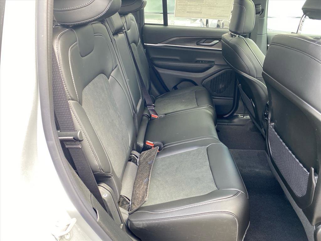 New 2026 Silver Zynith Exterior Paint Jeep Laredo Altitude image 16