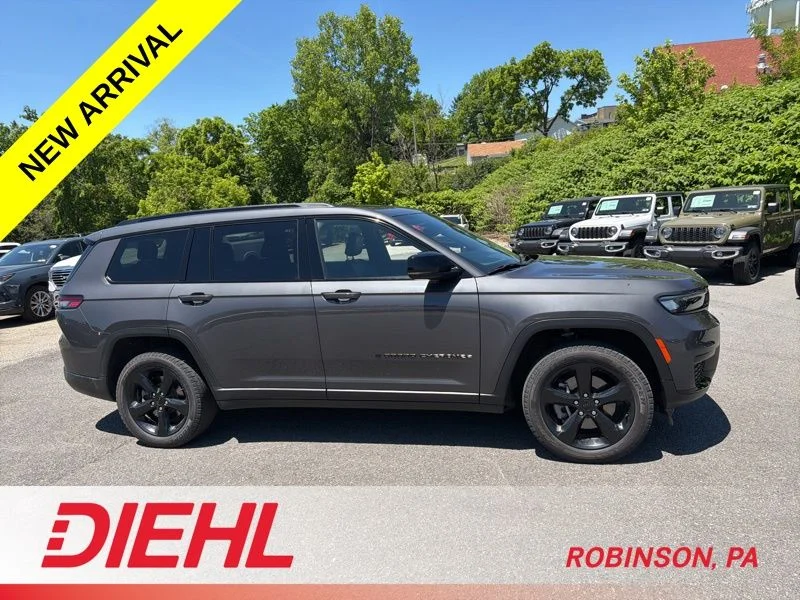 Used 2023 Gray Jeep Altitude image 5