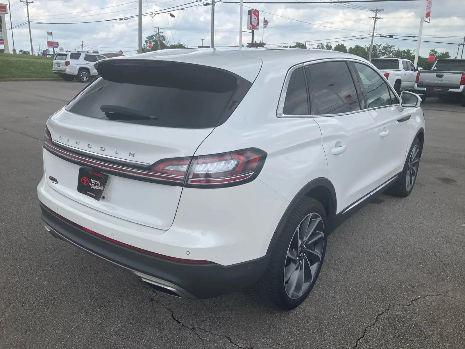 Used 2023 Pristine White Metallic Tri-Coat Lincoln Reserve image 7