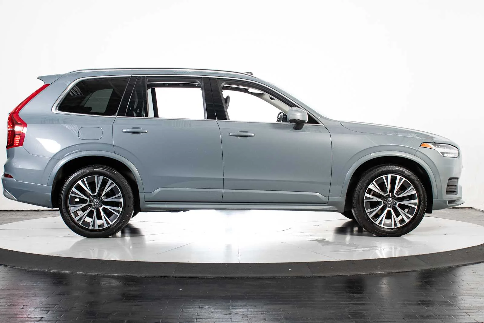 Used 2022 Thunder Grey Metallic Volvo Momentum image 7