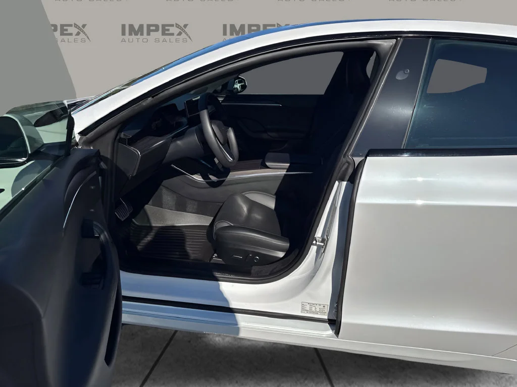 Used 2024  Tesla Long Range image 9
