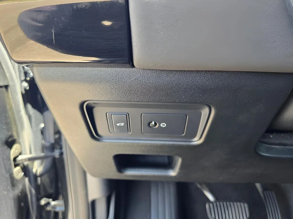 Used 2017 Santorini Black Metallic Land Rover SE image 16