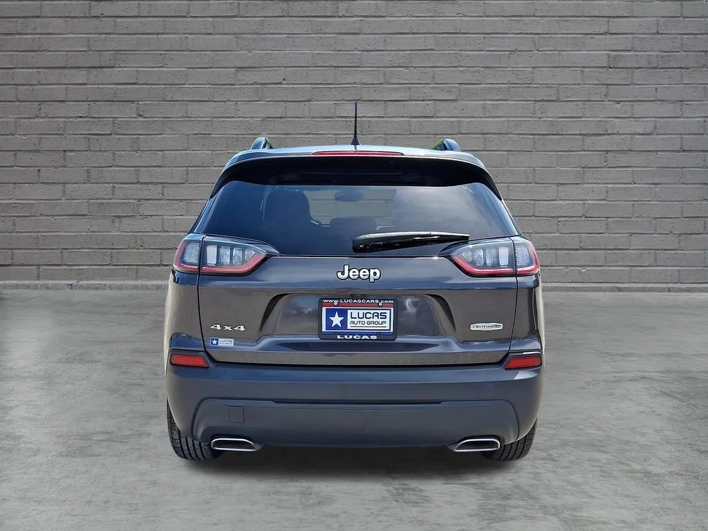 Used 2022 Granite Crystal Metallic Clearcoat Jeep Latitude Lux image 10