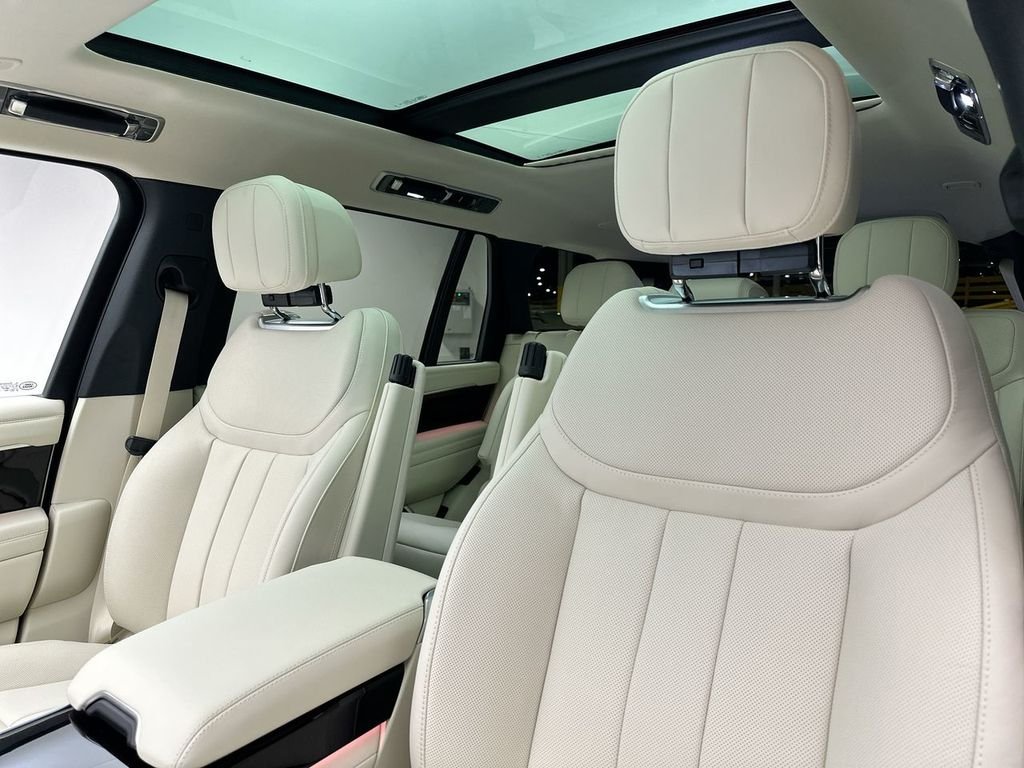Used 2025  Land Rover SE image 15