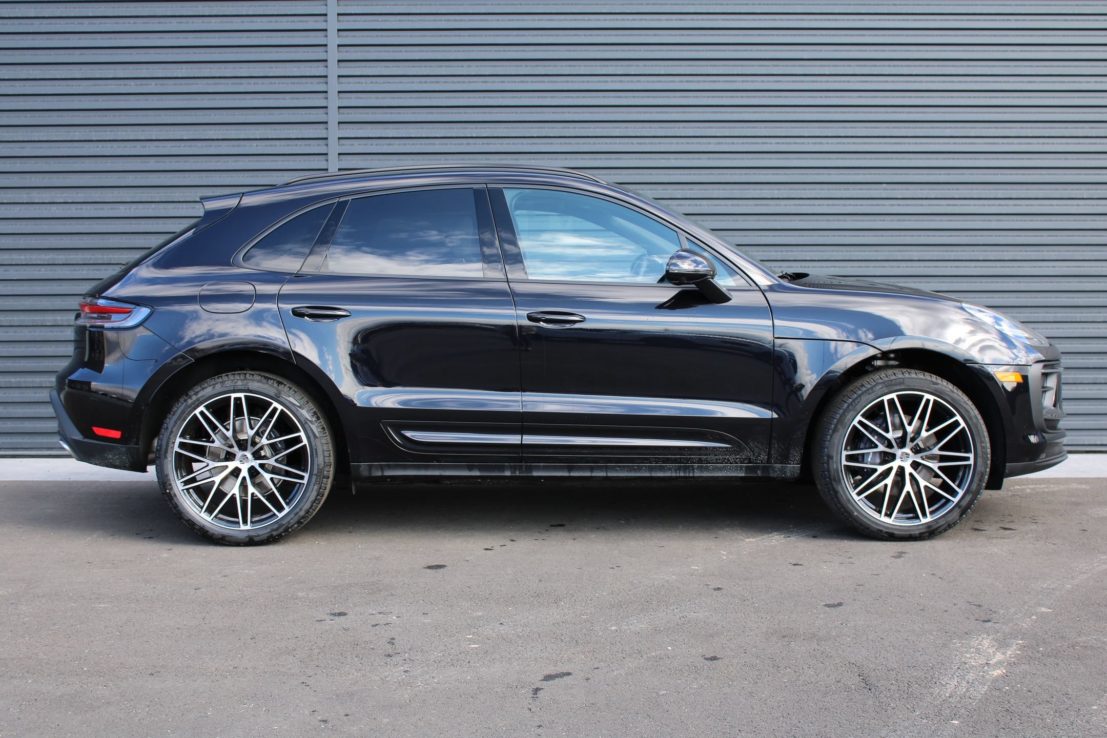 2026 Porsche Macan T - Photo 8