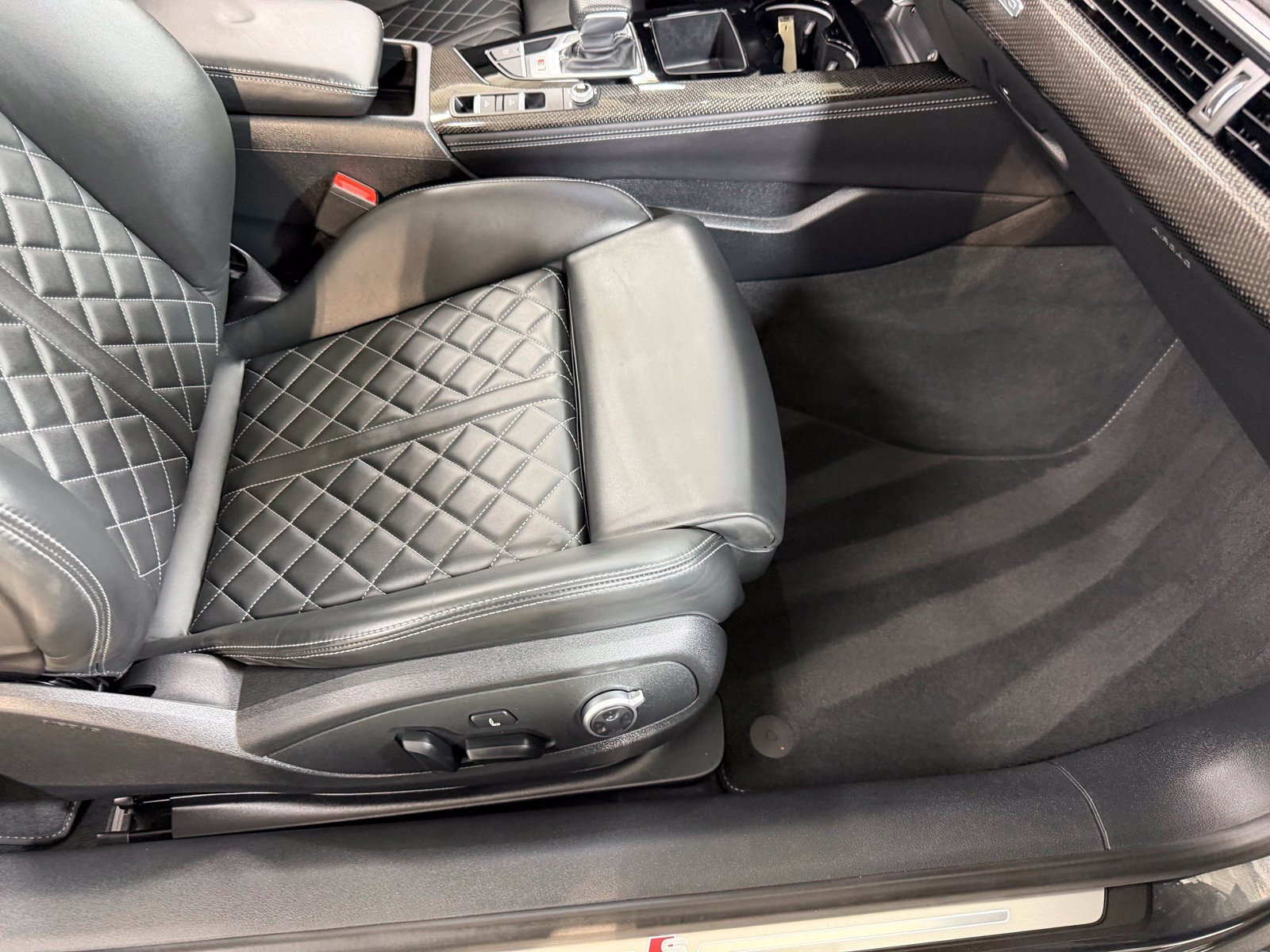 Used 2024  Audi 3.0T Premium Plus image 34