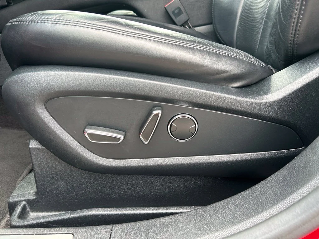 Used 2016 Red Lincoln Select image 16