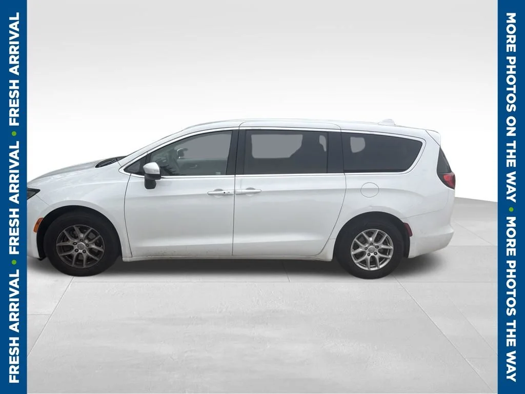 Used 2017 White Chrysler LX image 1