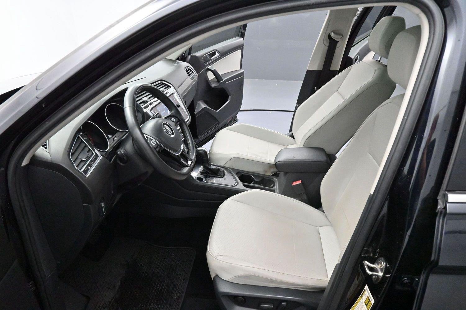 Used 2020 Deep Black Pearl Volkswagen SE image 12