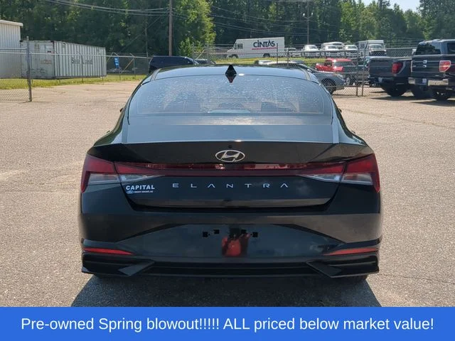 Used 2023 Black Hyundai SE image 12