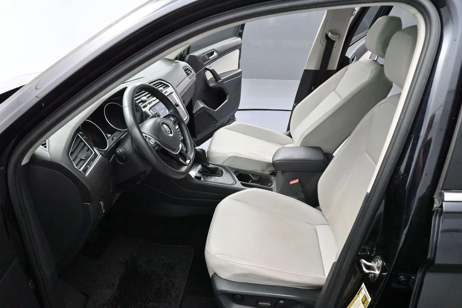Used 2020 Deep Black Pearl Volkswagen SE image 12