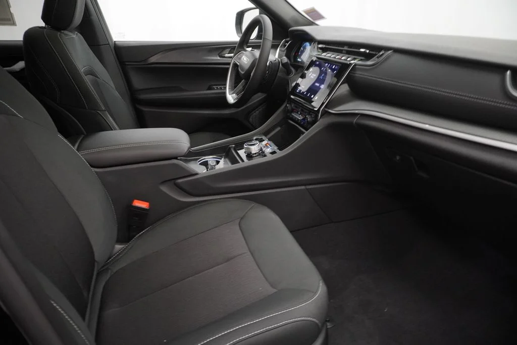 New 2026 Diamond Black Crystal Pearlcoat Jeep Laredo image 36