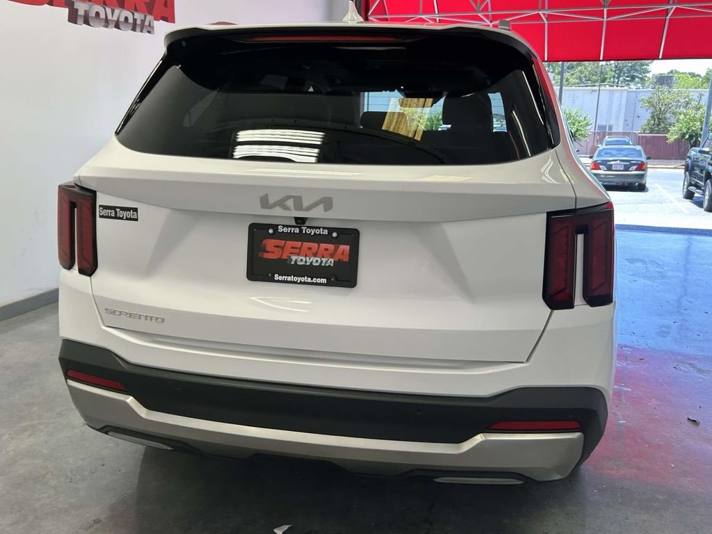 Used 2025 White Kia S image 4